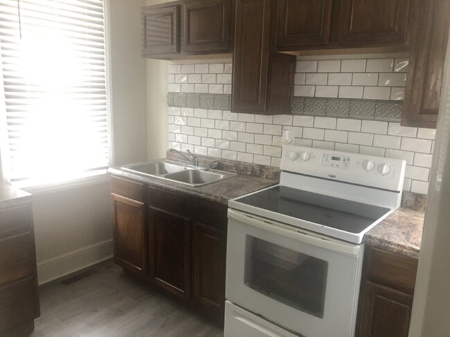 Building Photo - Move in ready!! Charming 4 Bedroom home!!