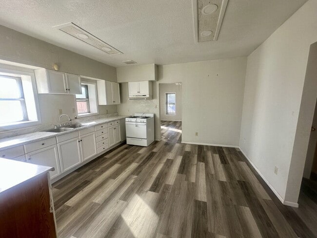 Building Photo - 495 N Phoenix St