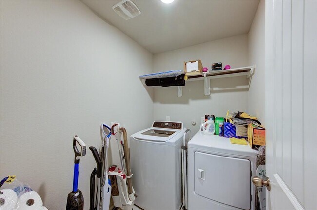 Building Photo - 9011 Hemlock Dr
