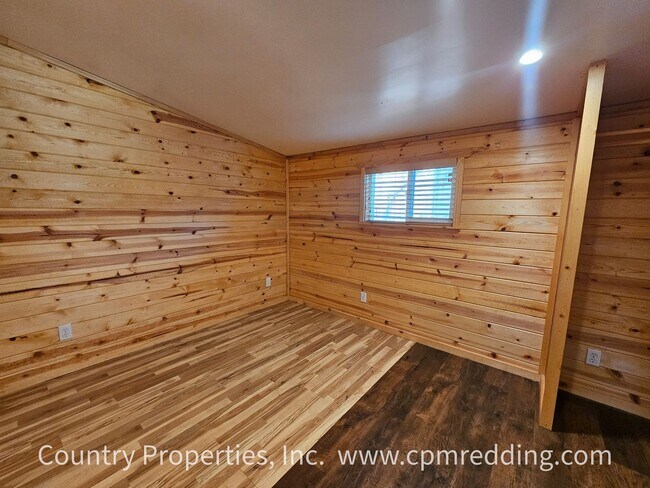 Building Photo - Country Living with 4 Bedrooms plus an Office!