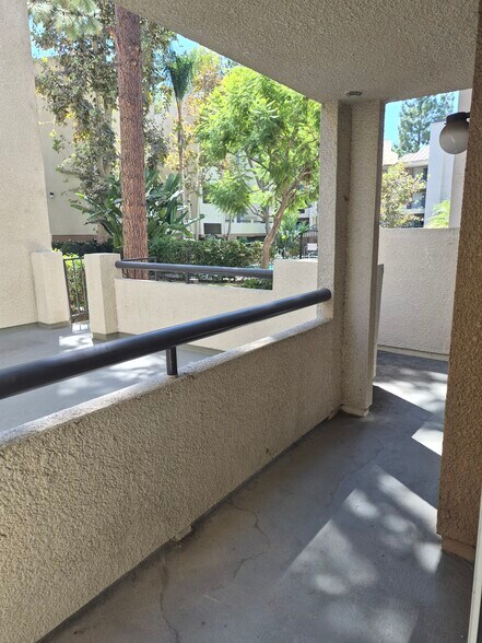 Building Photo - 21400 Burbank Blvd