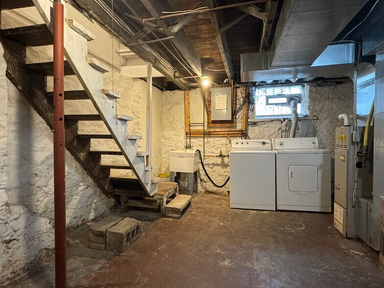 Building Photo - 16 Sycamore St