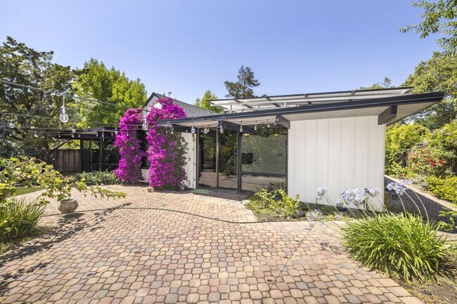 Building Photo - Charming Eichler in Super Desirable Community Center!
