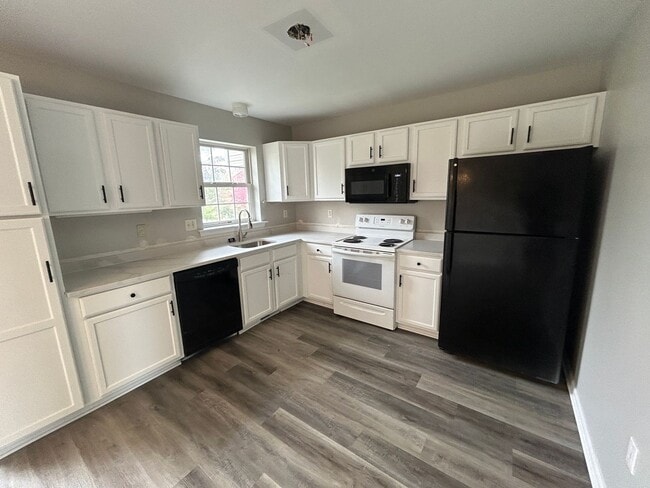 Building Photo - Updated Townhome
