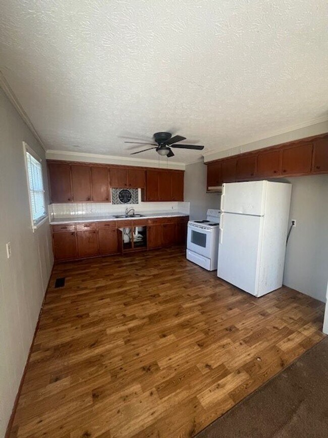 Building Photo - 1236 Crewdson Dr