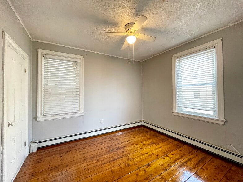 Building Photo - 48 America St