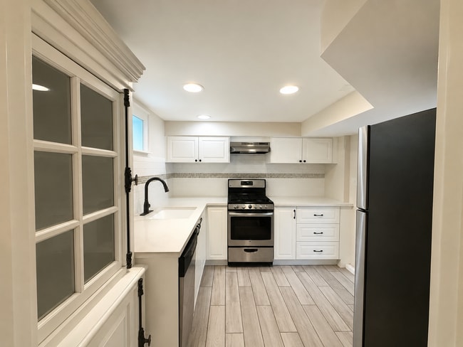 Building Photo - Huang Duplex