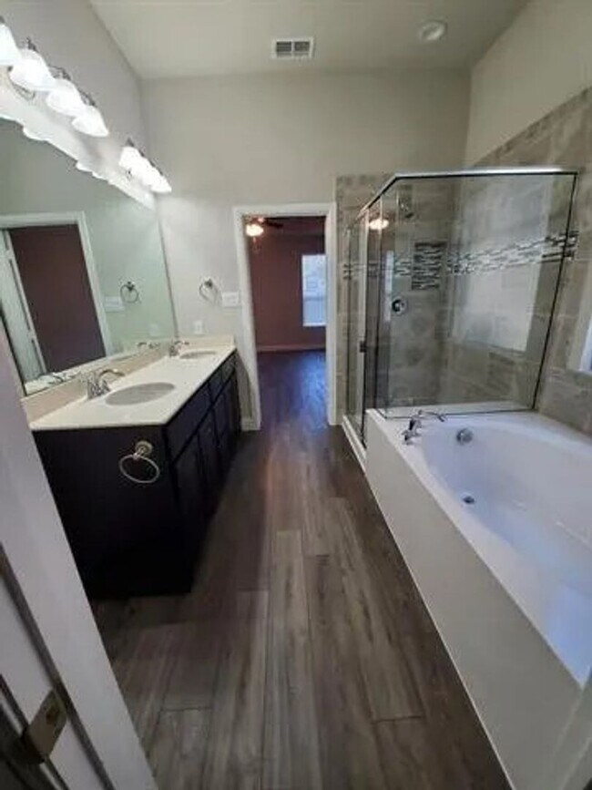Building Photo - Coming Soon! 4BR/3.5BA | Updated Single Family Home | 2-Car Garage Parking | Fenced backyard