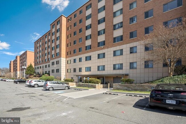Building Photo - 1300 S Arlington Ridge Rd