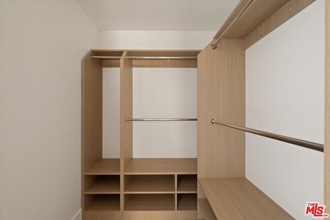 Building Photo - 15211 Morrison St