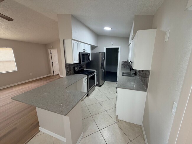 Building Photo - THREE BEDROOM POOL HOME!!!!