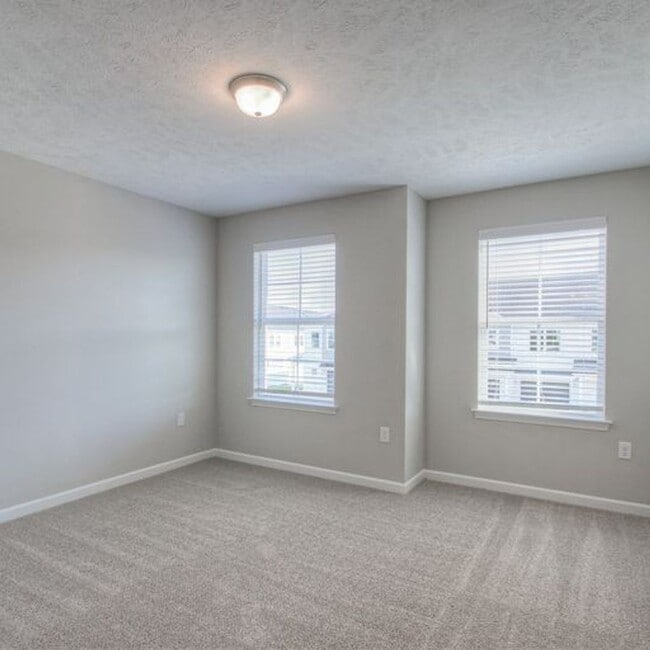 Building Photo - Upgraded, Luxury Townhouse