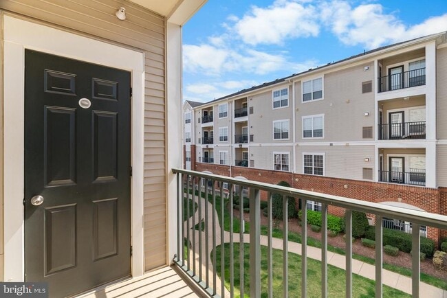 Building Photo - 4852 Eisenhower Ave