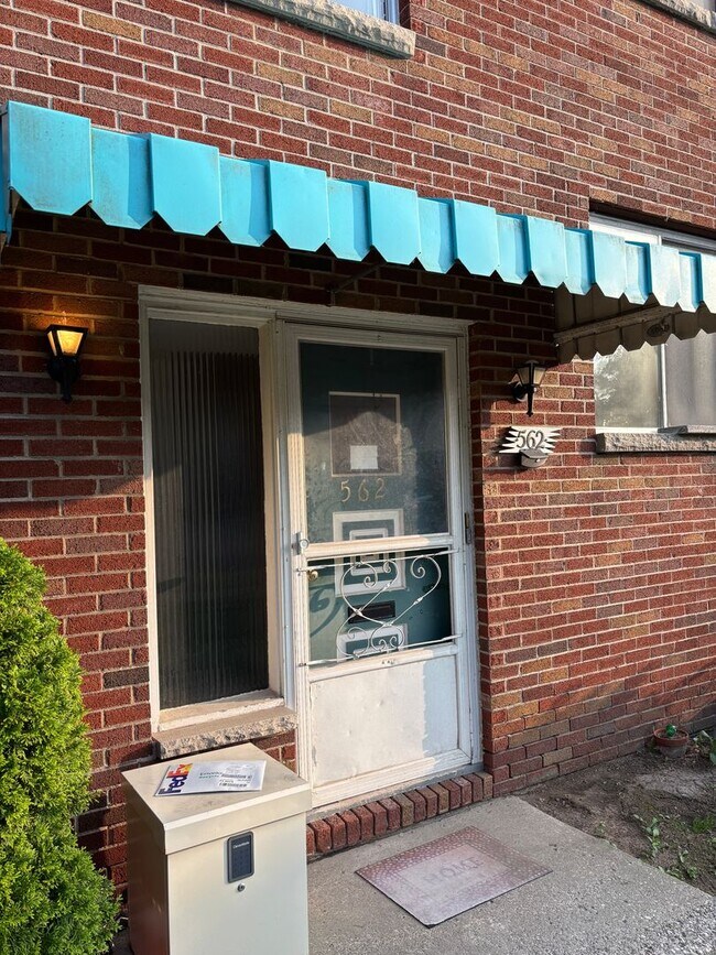 Building Photo - 562 Kenmore Ave