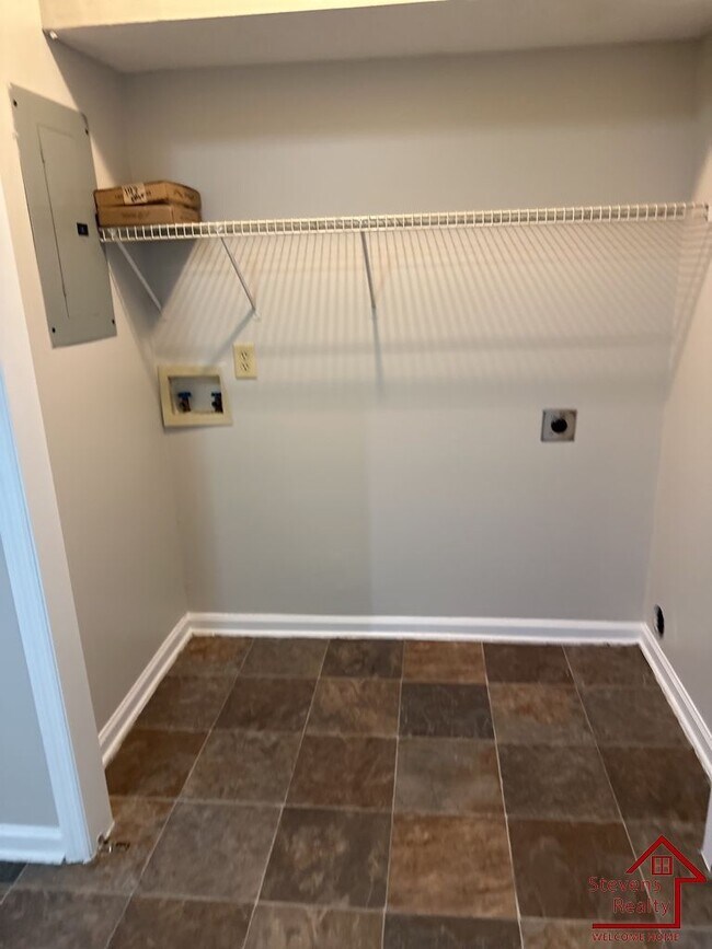 Building Photo - 143 East Ave