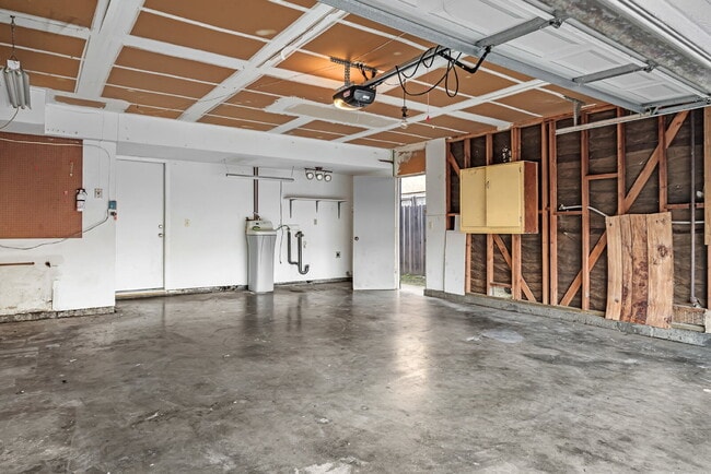 Building Photo - A Clean, Well-Sized Home With Solar in Woodland