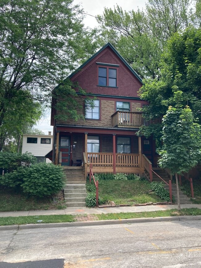 Building Photo - 621-25 E. Locust St.