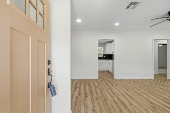 Building Photo - 913 Meadowlane St