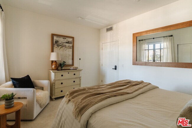 Building Photo - 11847 Gorham Ave