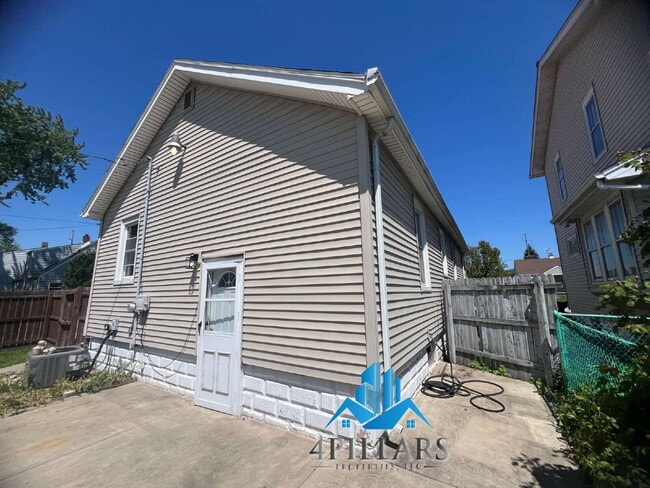 Building Photo - "Charming 3-Bed Home with Partially Finished Basement & Gleaming Hardwood Floors in Hammond - 226...