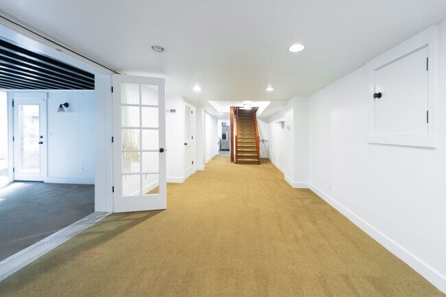 Building Photo - Luxurious Portland Heights home tucked away on a private street on nearly half an acre.