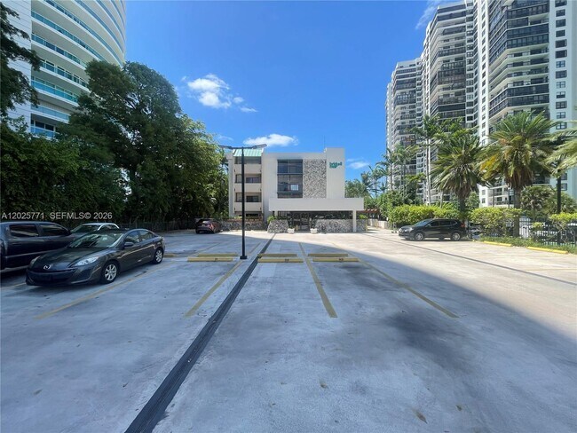 Building Photo - 2201 Brickell Ave