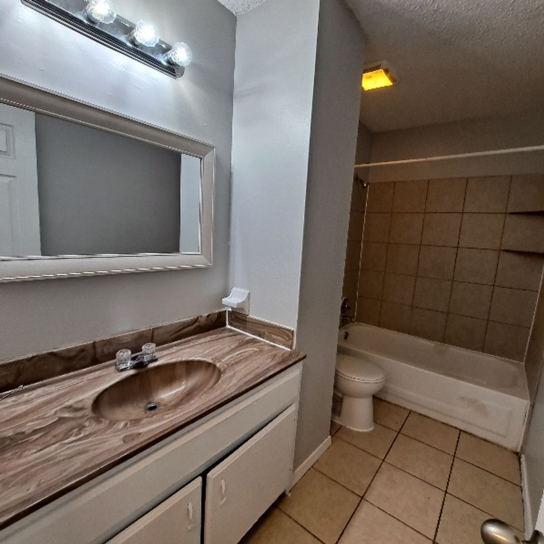 Building Photo - 3785 Walsingham Dr