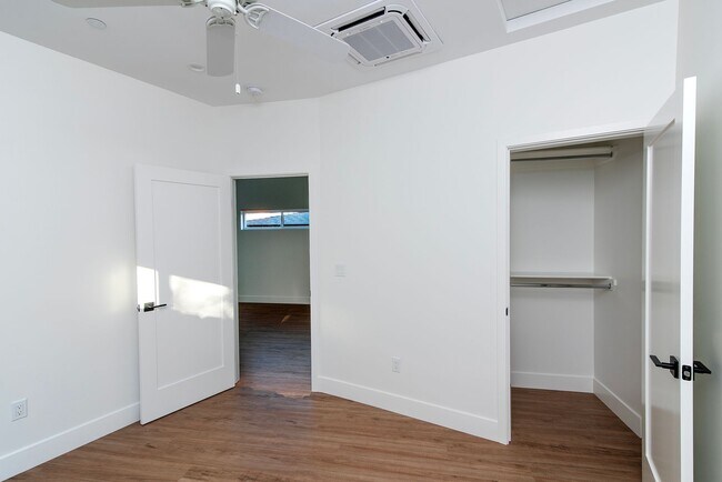 Building Photo - Live Oak 31-35