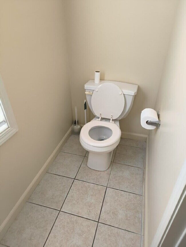 Building Photo - Reduced: 3BR/2.5BA Condo with attached single-bay garage on Southeast side