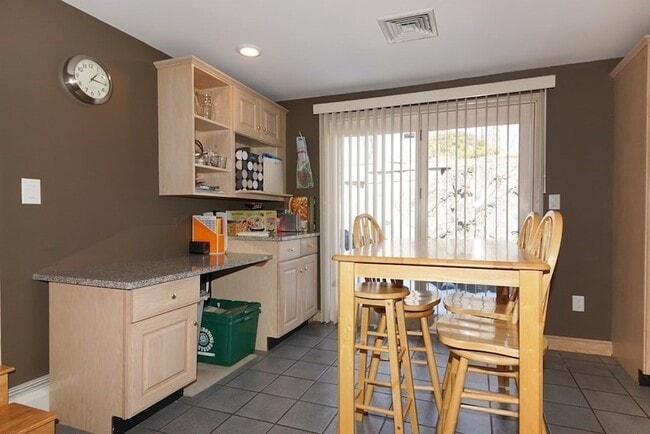 Building Photo - 39 Locust St