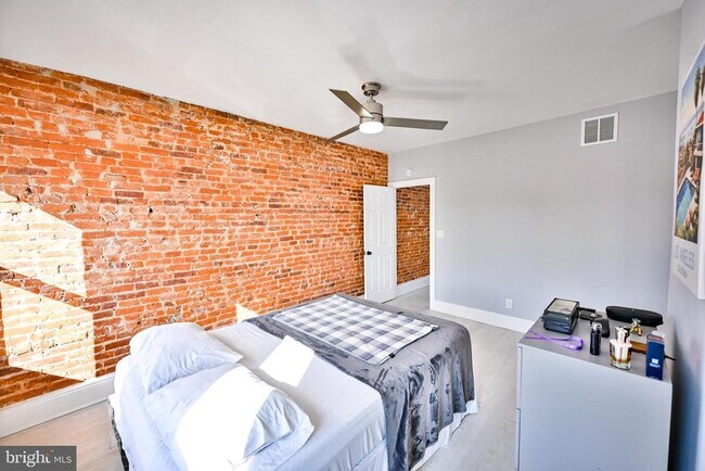 Building Photo - 1015 Riverside Ave