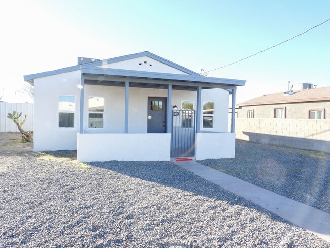 Building Photo - Close to Downtown 3 Bed 2 Bath with Fenced Backyard