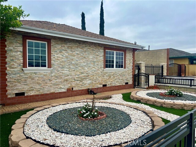 Building Photo - 236 S Tustin St