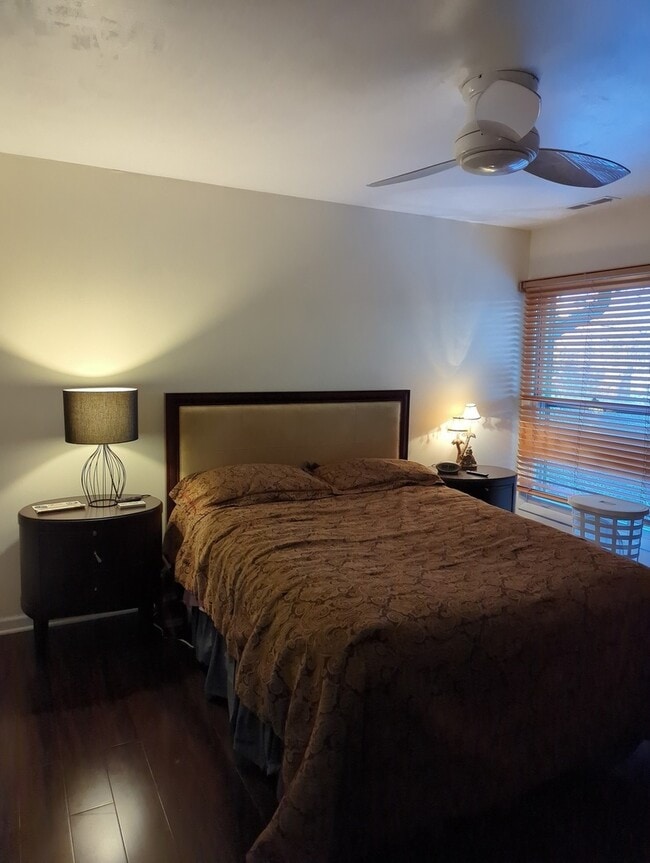 Building Photo - 5529 E Lake Dr