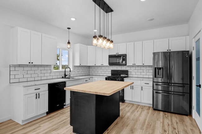 Building Photo - Gorgeous Grandview 5 Bedroom 3 Bath Luxury...