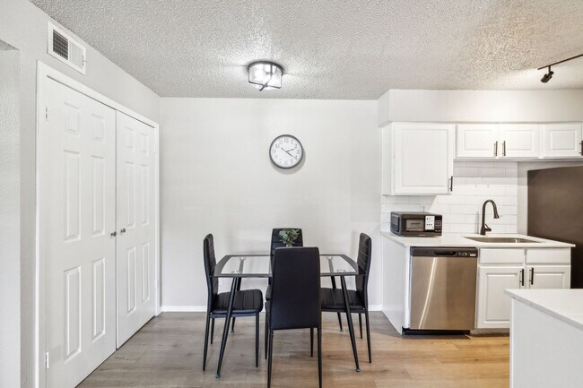 Building Photo - 2545 Thomason Cir
