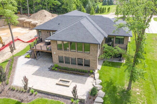 Building Photo - 2322 Cherrylawn Ave