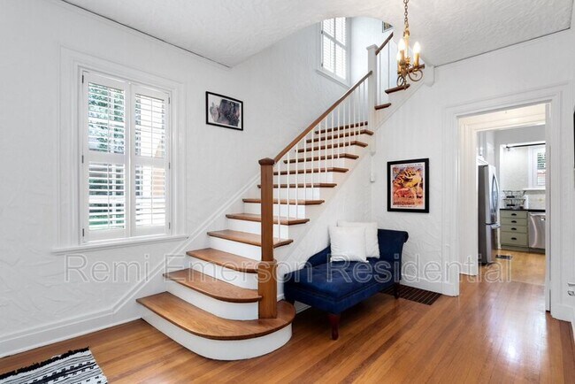 Building Photo - 732 Edgewater Dr