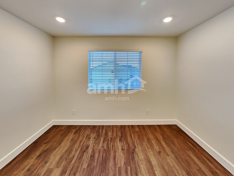 Building Photo - 575 Lotus Land Ave