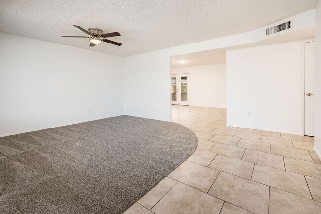 Building Photo - 3/2 sfh 2 car garage, huge yard 35th Ave &...