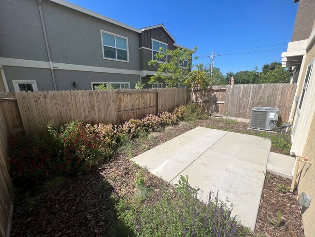 Building Photo - 3 Bed / 2.5 Bath | Rocklin Townhome