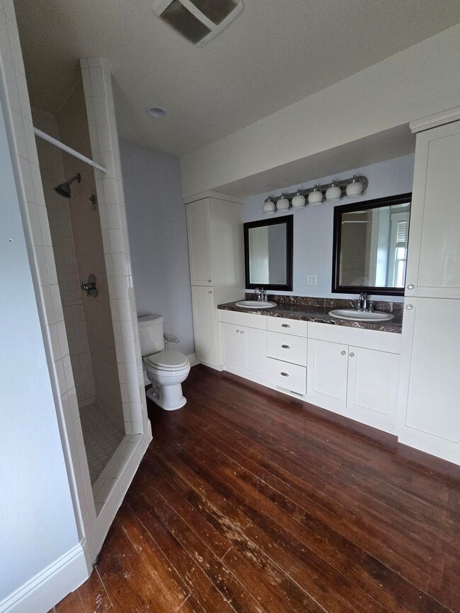 Building Photo - Spacious 5 Bedroom Home in Burlington - Available for Rent