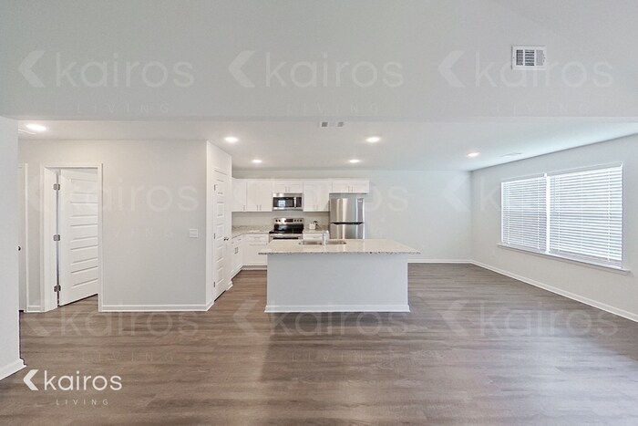 Building Photo - 205 Redwood Ct
