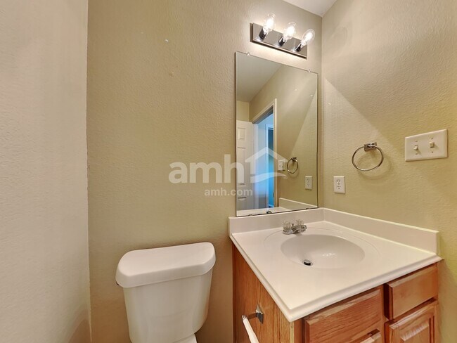 Building Photo - 700 Liberty Ln