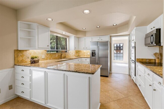 Building Photo - 9006 Balcones Club Dr