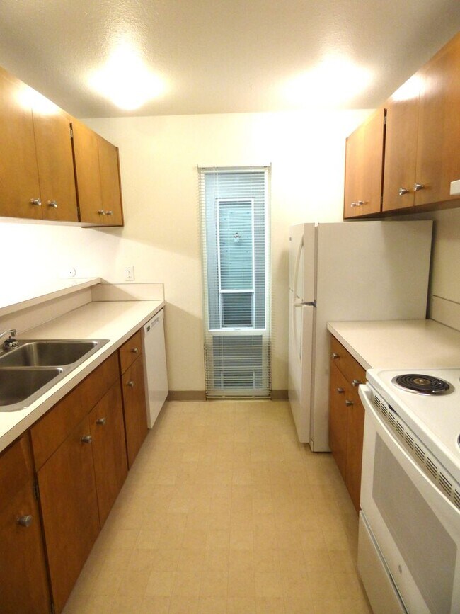 Building Photo - Rent Special: 1/2 Off April's Rent!! - Upstairs 2 Bedroom Unit