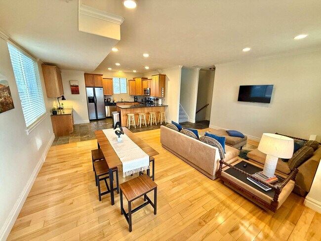 Building Photo - 625 E 200 S