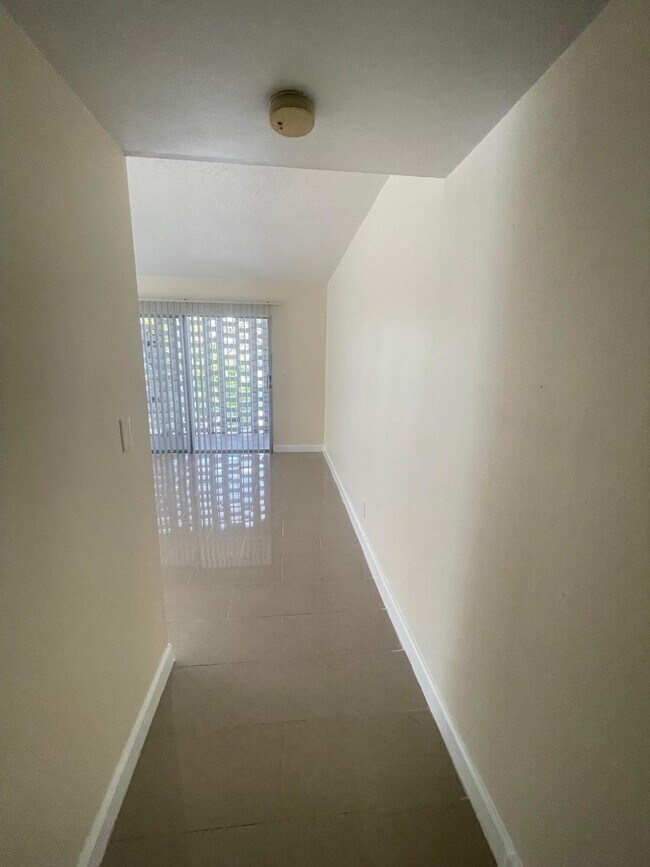 Building Photo - 1500 Crescent Cir