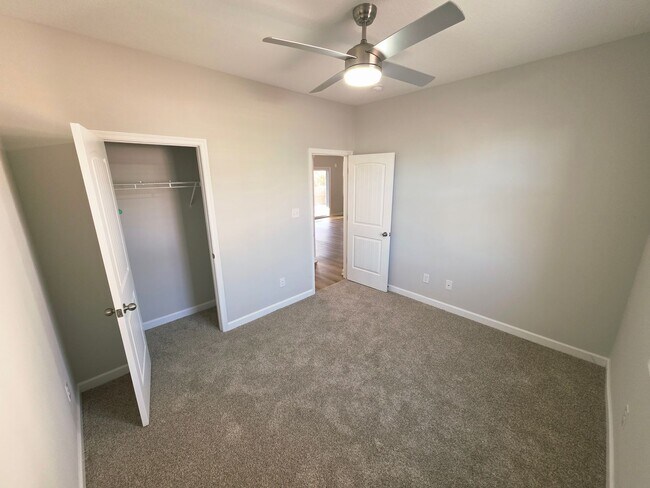 Building Photo - 4 Bedroom #3 Bath Towne Pointe