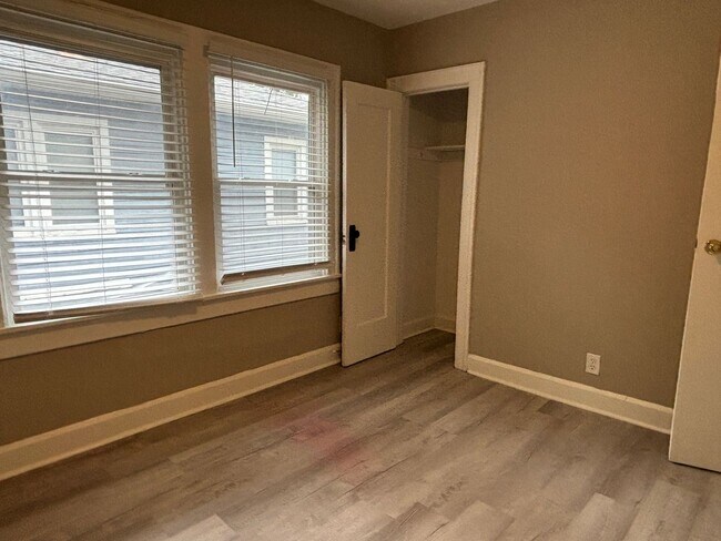 Building Photo - 3-Bed, 1-Bath Home – Fenced Yard, Off-Street Parking, Spacious Kitchen & In-Unit Laundry